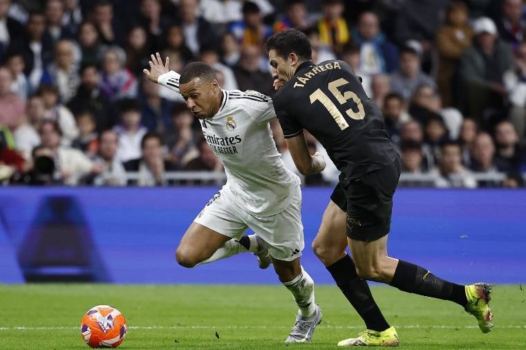 悲喜夜！皇马1-2遭绝杀，大巴黎解锁法甲13冠，巴萨9连胜戛然而止