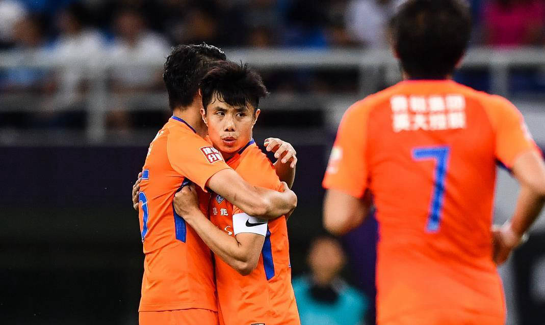 鲁能培养的国脚张君豪正式加盟德甲狼堡，身披新队战袍亮相，引发热议